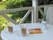 Zotter Schokolade und Kaffee auf der Terrasse genießen